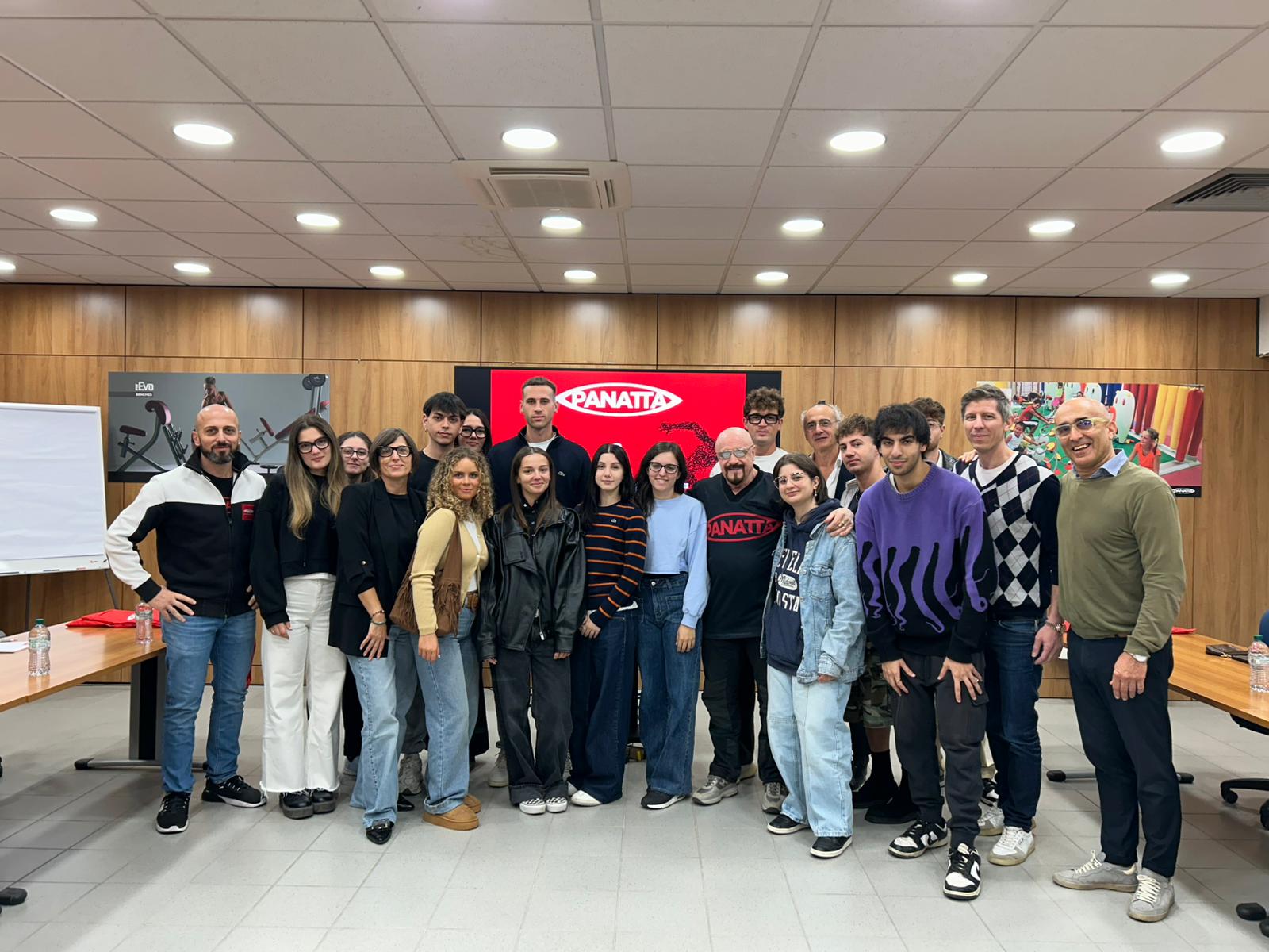 studenti Accademia Poliarte con Rudi Panatta nella sede di Apiro-2